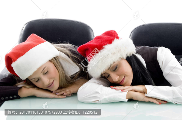 年輕的公司戴著圣誕帽和睡覺