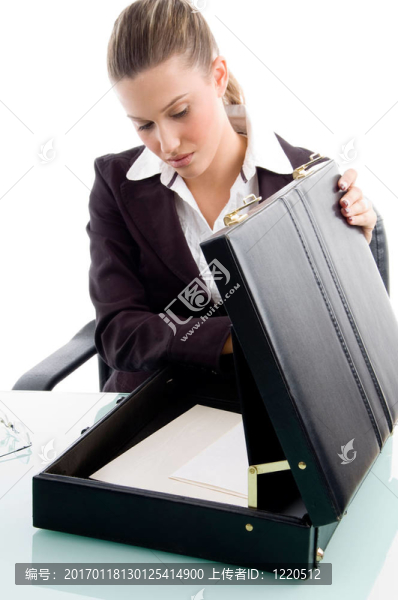 金發(fā)女人看著手提箱