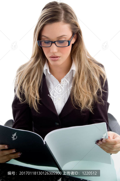 女性閱讀文件