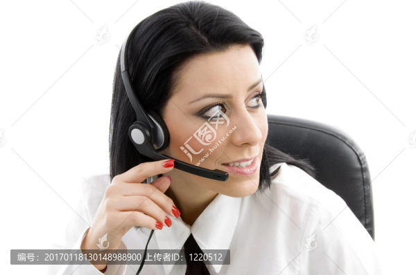 年輕的服務(wù)提供商在一旁看