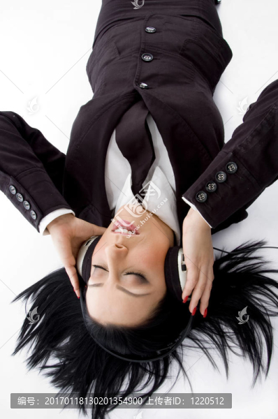 戴著耳機(jī)的女商人高視角