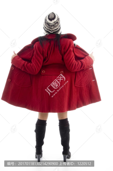 大衣中美國(guó)女人的全身姿態(tài)