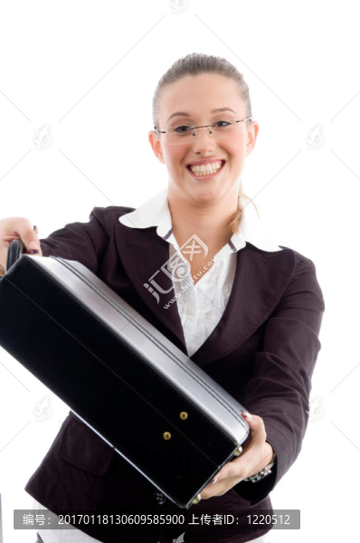 微笑的女人展示公文包