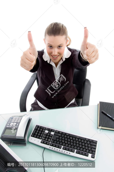 年輕的坐著的女人豎起了大拇指