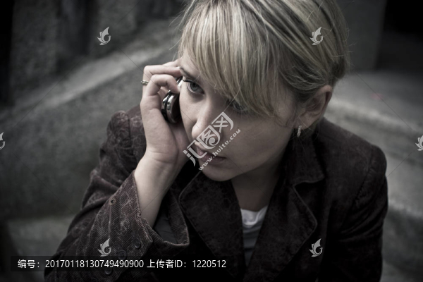 帶手機(jī)的金發(fā)女孩