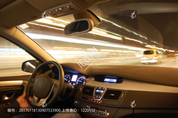 汽車在夜間運動