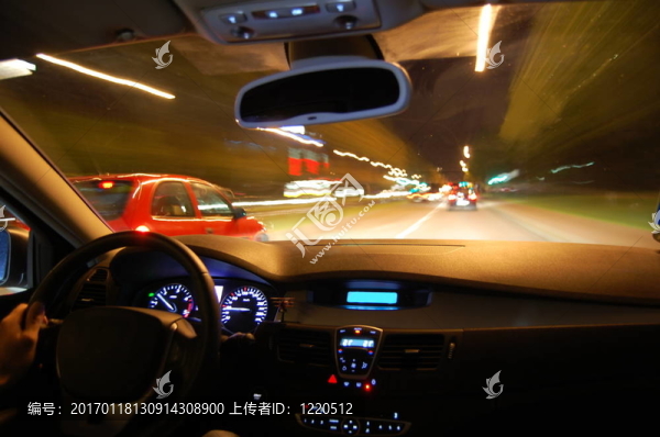 運動中的夜間駕駛