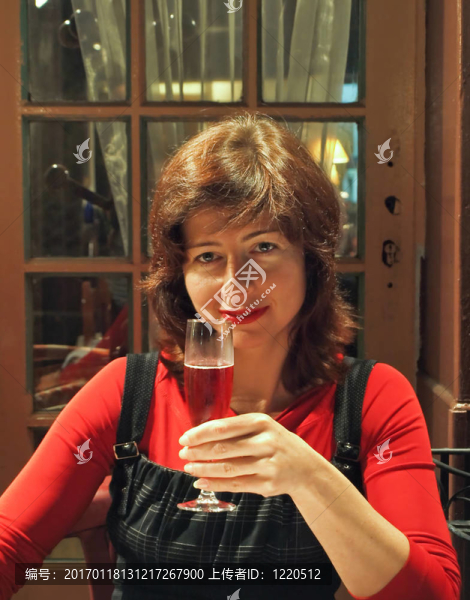 青年女性飲用葡萄酒-匯圖網(wǎng) www.fosd68.com 青年女性飲用葡萄酒