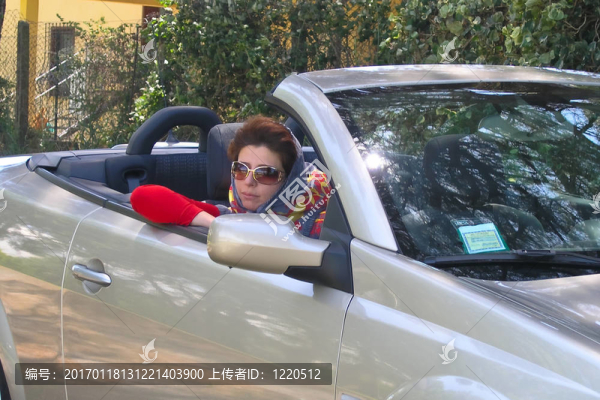 在敞篷車的女人