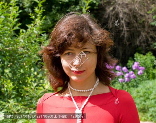 花園里的年輕美麗的女士
