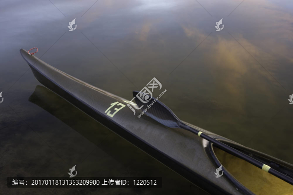 賽艇；翼槳；平靜的湖