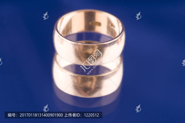 金戒指上的藍(lán)色特寫
