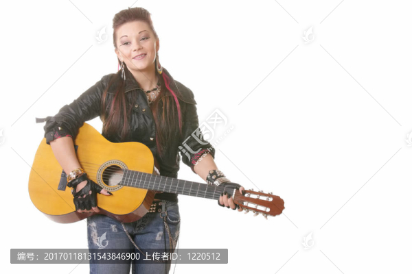 帶著吉他的微笑的朋克女孩