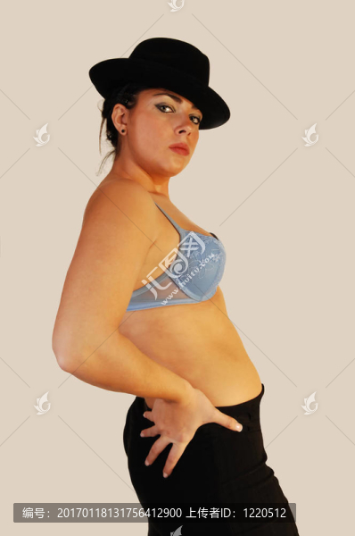 戴胸罩和帽子的女人。