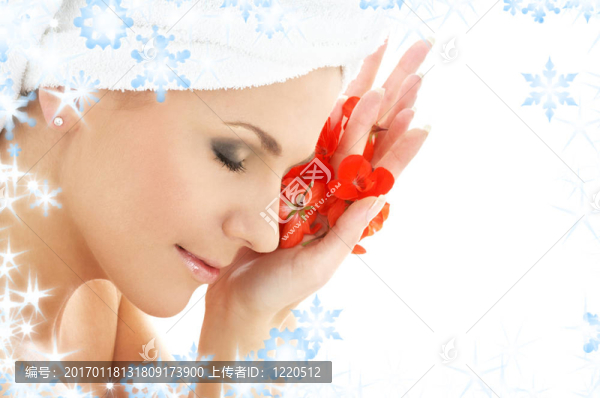幸福的女人，帶著紅色的花瓣