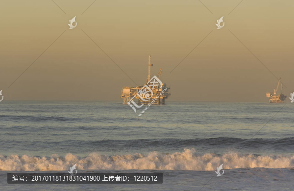 海洋石油鉆井平臺從加利福尼亞州亨廷頓海灘