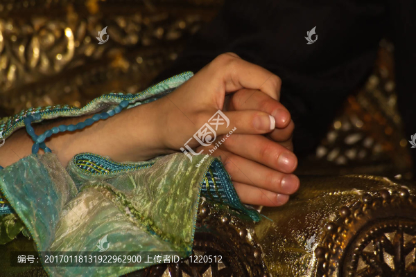 在東方婚禮上的手