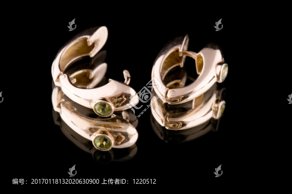 耳環(huán)宏觀上黑色