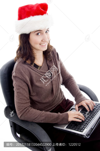 在筆記本電腦上工作的年輕女性
