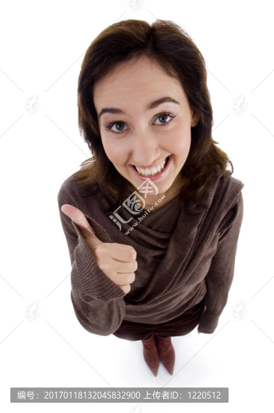 美麗的年輕女人豎起大拇指