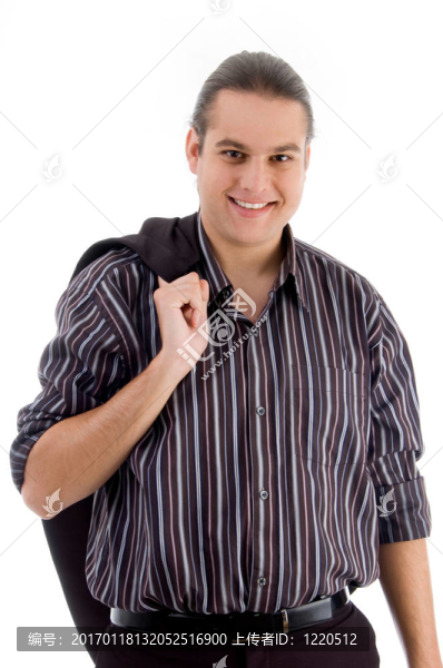 男子拿著他的外套在后面