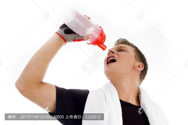 肌肉男與水瓶擺姿勢