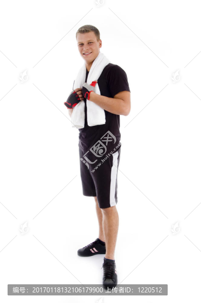 站立成人男拿著毛巾