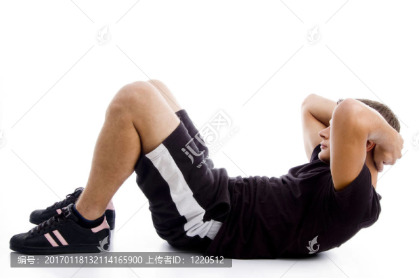 男人在做仰臥起坐
