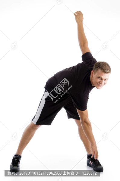 英俊的肌肉男做運(yùn)動(dòng)