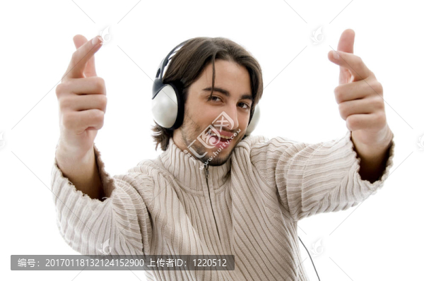 英俊的模型聽音樂
