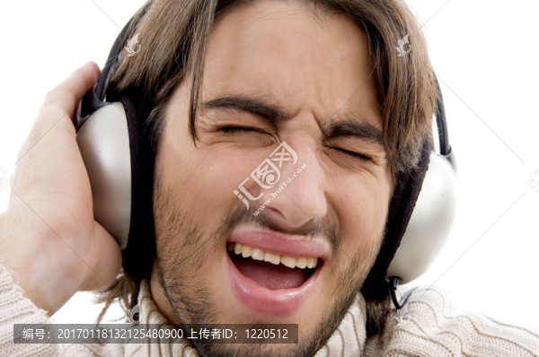 帥哥聽音樂耳機