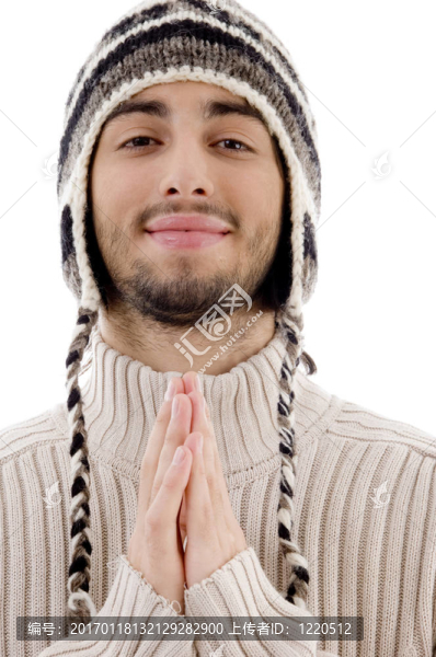 年輕人用手祈禱