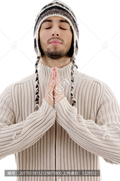 年輕英俊的男子祈禱