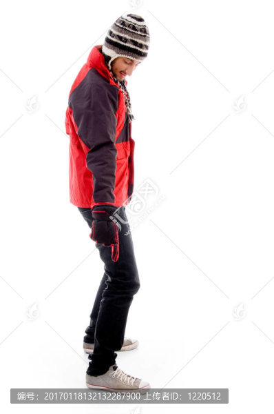 英俊的年輕白人在冬季服裝指向