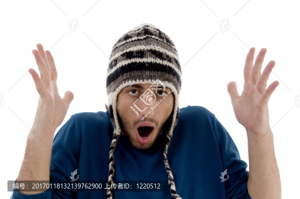 受驚的年輕人戴著羊毛帽