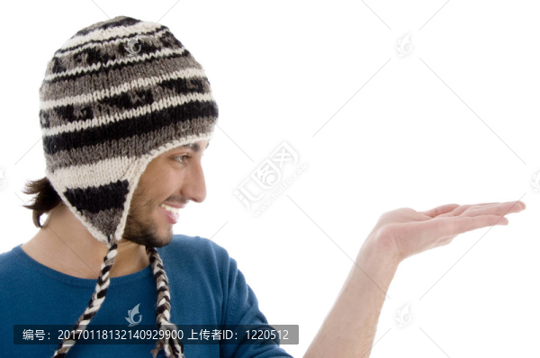 帥哥戴羊毛帽開手掌
