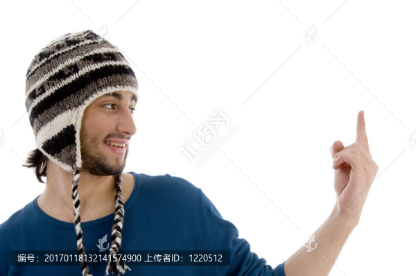 戴羊毛帽的年輕人