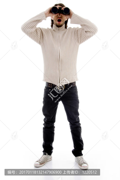 站立男性通過雙目觀看