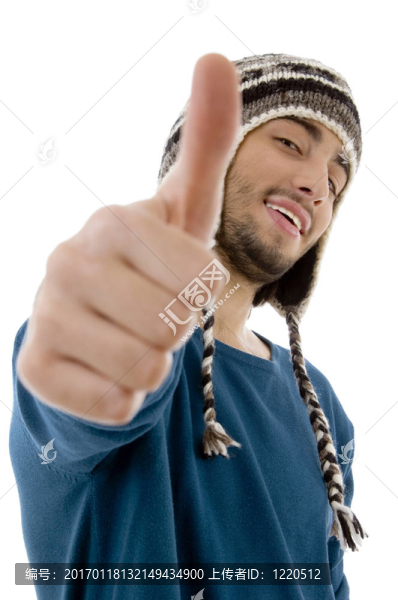 側(cè)位姿勢的年輕男性與豎起大拇指