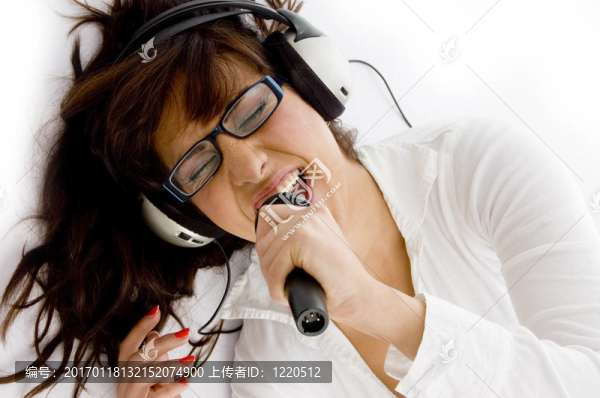 女性享受音樂的高視角觀