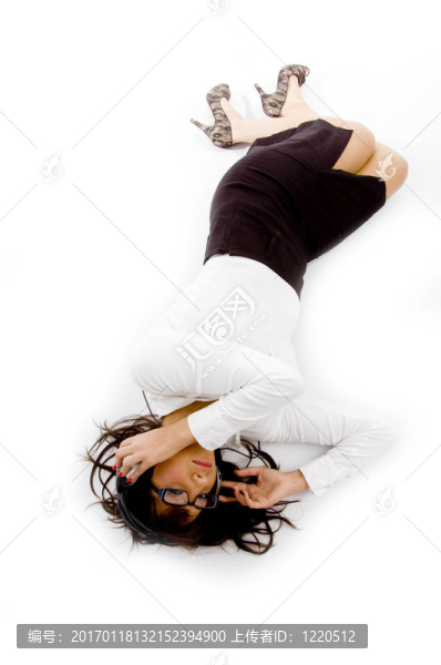 女性躺在地板上的高視角