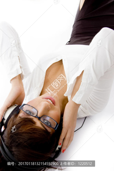 女性用耳機(jī)欣賞音樂(lè)的特寫(xiě)