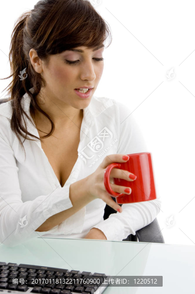 前查看律師看著咖啡杯