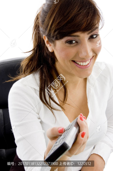 微笑的女商人看電視前視圖