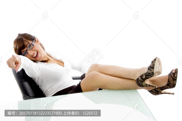微笑女性指著相機(jī)前視圖