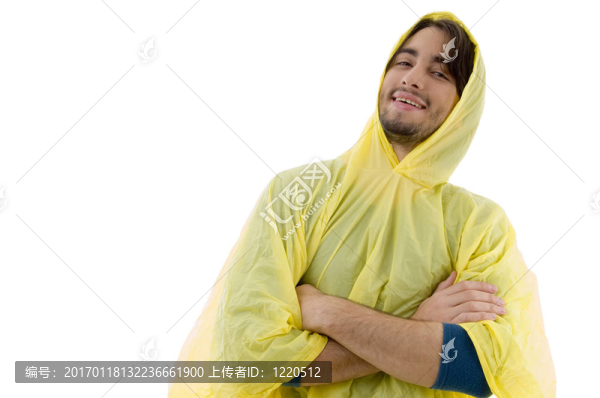 年輕微笑的男子與折疊的手