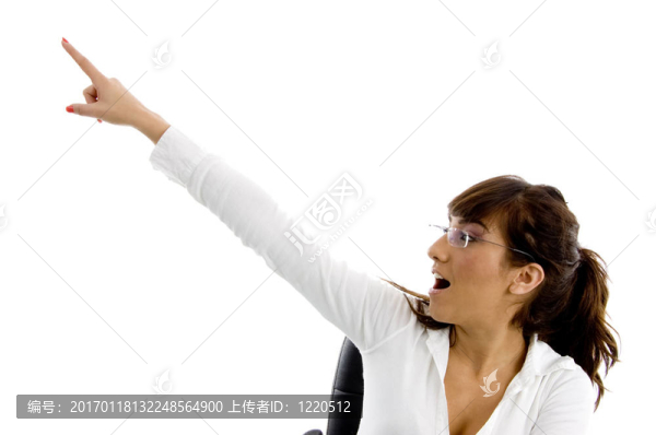 側(cè)面驚訝的女經(jīng)理指著側(cè)身