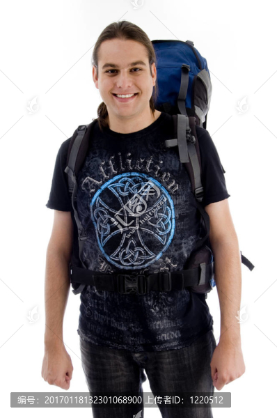 帶袋袋的年輕旅行者