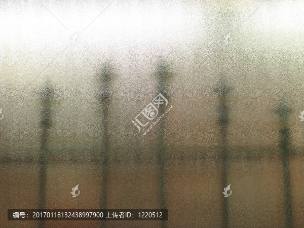 通過磨砂玻璃圍欄