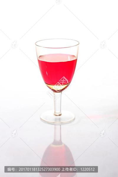 帶紅色飲料的酒杯-匯圖網(wǎng) www.fosd68.com 帶紅色飲料的酒杯